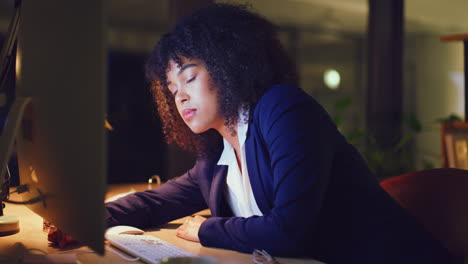Tired-businesswoman-sleeping-in-front-of-computer