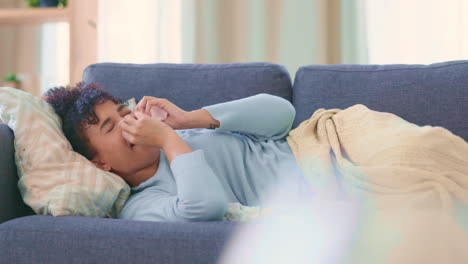 Eine-An-Grippe-Erkrankte-Frau-Liegt-Zu-Hause-Auf-Einer-Couch