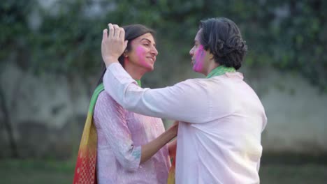 Romantic-Indian-couple-celebrating-Holi-festival