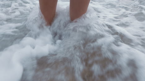 Strandwellen,-Füße-Und-Die-Freiheit-Einer-Frau
