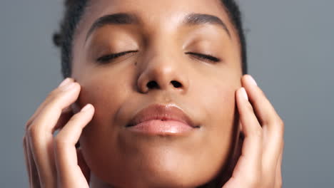 Schwarze-Frau,-Gesicht-Und-Hände-Auf-Strahlender-Hautpflege
