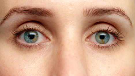Frau-Mit-Blauen-Augen,-Blinzelndes-Augenlid-Im-Zoom-Porträt
