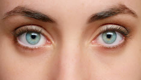Ojos-Azules,-Vista-Y-Visión-De-La-Belleza-En-Foco