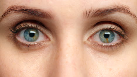 Mujer,-Ojos-Azules-Y-Pensando-Con-Ansiedad