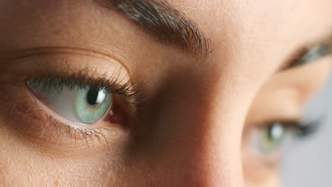 Auge,-Fokus-Und-Sehvermögen-Von-Frauenaugen,-Extremes-Makro
