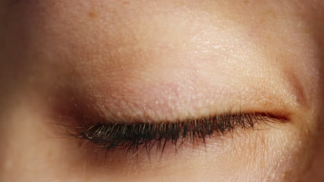 Closeup-of-a-human-light-green-eye