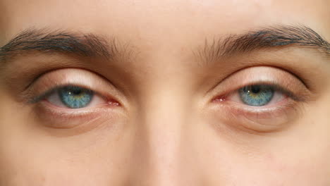 Ojos-Azules,-Vista-Y-Visión-De-Mujer-De-Belleza.