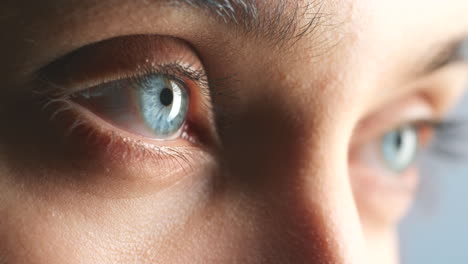 Zoom-of-Caucasian-woman,-blue-eye-blink-in-optical