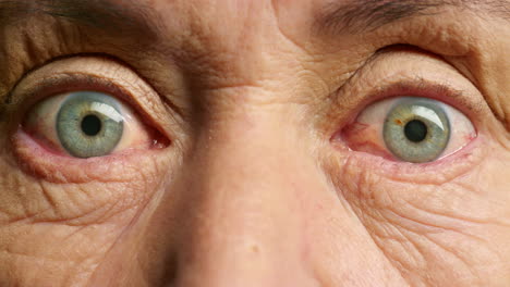 Älterer-Mann,-Blaue-Augen-Oder-überraschender-Gesichtsausdruck