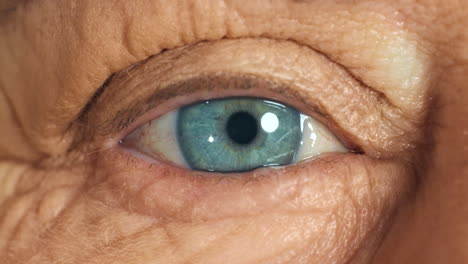 Älterer-Mann,-Blaues-Auge-Oder-Vision-Beim-Denken