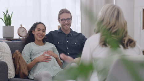 Pareja-Embarazada-Interracial-Hablando-Con-Un-Terapeuta