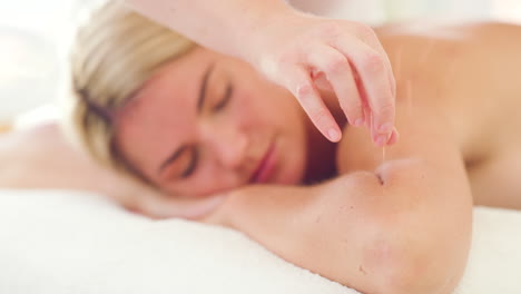Hand-Eines-Massagetherapeuten,-Der-Akupunktur-Einführt