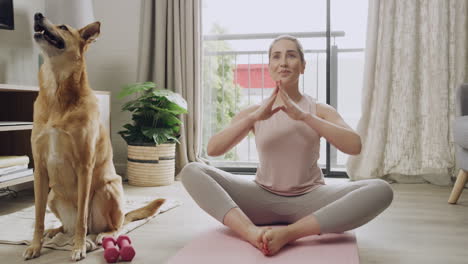Ruhige-Frau-Meditiert,-Während-Sie-Yoga-Praktiziert