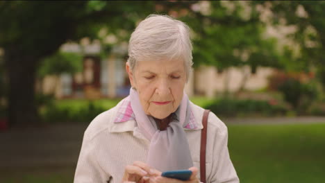 Ältere-Frau-Mit-Telefondenken