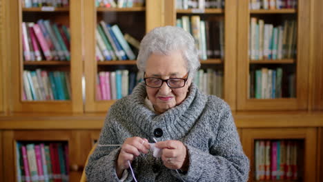 Knitting,-sewing-and-senior-woman-in-retirement