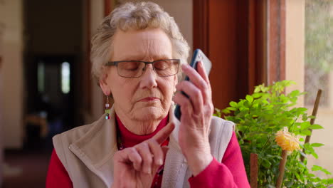 Senior-talking,-phone-call