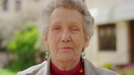 Senior-portrait,-smile-and-face-on-an-elderly