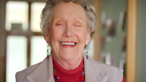 Mujer-Senior-Feliz,-Jubilación-Y-Pensión