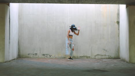Woman,-urban-dance-and-hip-hop-street-artist