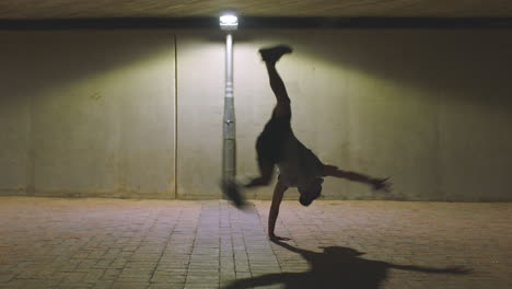 Bailarina-De-Baile,-Flexible-Y-Hip-Hop-Con-Música