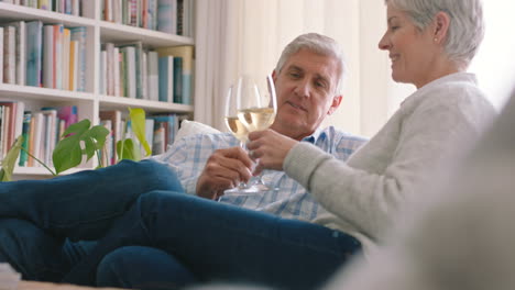 Älteres-Paar,-Wein-Und-Toast-Im-Haus