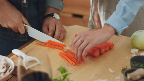 Gesundes,-Karotten--Und-Diätetisches-Paar,-Das-Kochend-Isst