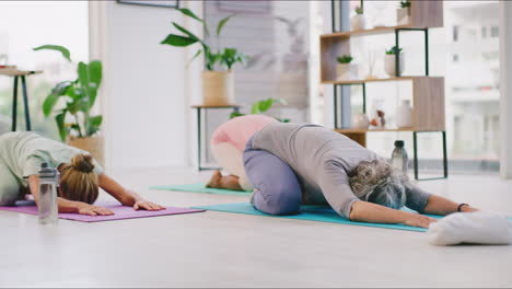 Reife-Yoga-Frauen-Halten-Kinder-In-Einer-Zen-Pose