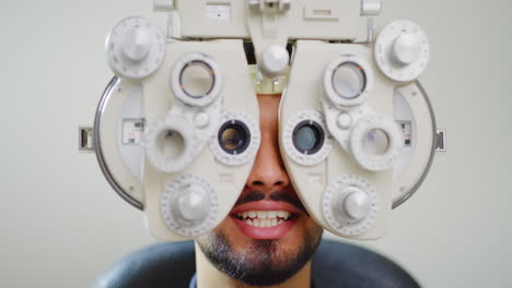 Paciente-Varón-Haciendo-Examen-Ocular-Con-Optometría