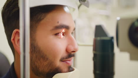 Paciente-Varón-Haciendo-Una-Prueba-Ocular-Con-Una-Optometría
