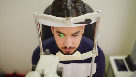 Male-patient-at-the-optometrist-doing-a-retina-eye