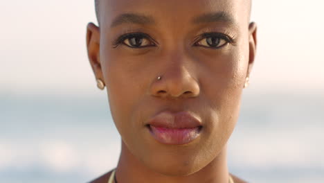 Porträt-Einer-Afrikanischen-Frau-Am-Strand-Während