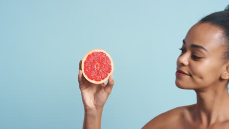 Salud,-Bienestar-Y-Mujer-Negra-Con-Una-Fruta
