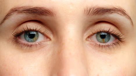 Woman-with-green-vision-eyes-blink-for-iris