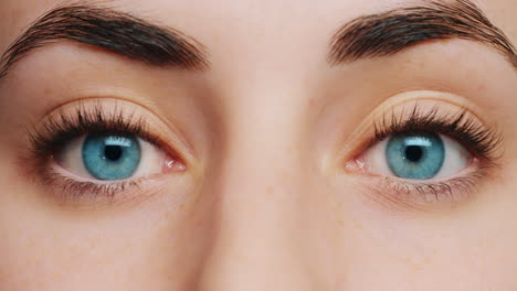 Offene-Augen,-Blaues-Und-Nahaufnahmeporträt-Von-Schockiert