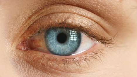 Fokussieren,-Blinzeln-Und-Sehen-Mit-Blauen-Augen-In-Nahaufnahme