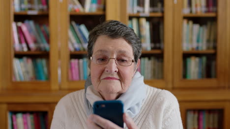 Ältere-Frau,-Telefon-Und-Lachen-über-Lustiges-Internet