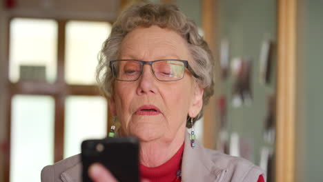 Ältere-Frau-Mit-Brille-Und-Smartphone