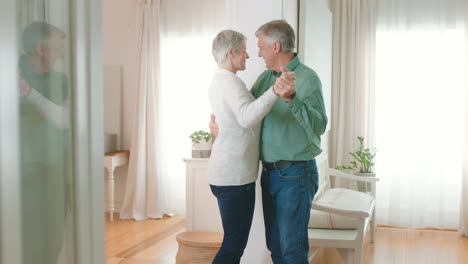 Senior-couple-love-doing-romantic-dance