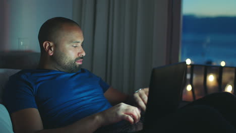 Hombre-Cansado-Trabajando-De-Noche-Con-Una-Laptop