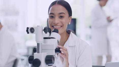 Porträt-Einer-Wissenschaftlerin-Mit-Einem-Mikroskop