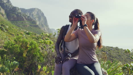 Dos-Excursionistas-Usando-Binoculares-Disfrutando-De-La-Vista