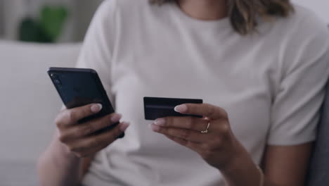 Die-Hand-Einer-Frau-Benutzt-Ein-Telefon-Und-Eine-Kreditkarte