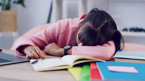 Estudiante-Cansada-Durmiendo-En-Su-Escritorio-Mientras-Estudia