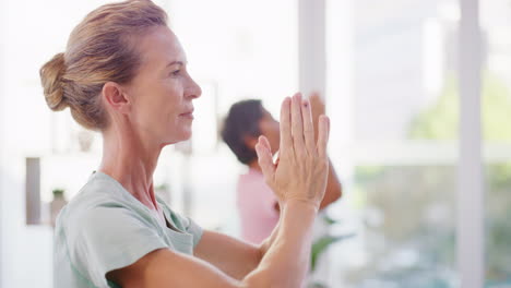 Aktive-ältere-Frau-Meditiert-Während-Eines-Fitnesstrainings