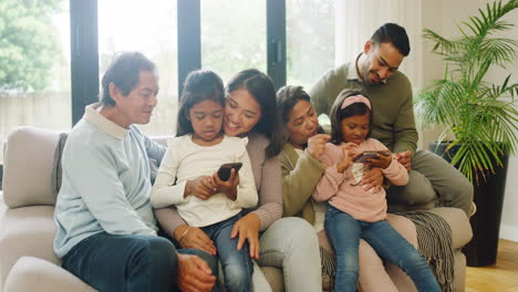 Kinder-Verbinden-Sich-Mit-Der-Familie-Und-Nutzen-Telefone