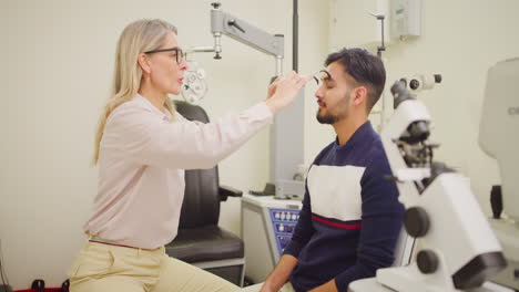 Augenarzt-Führt-Einem-Männlichen-Patienten-Einen-Sehtest-Durch