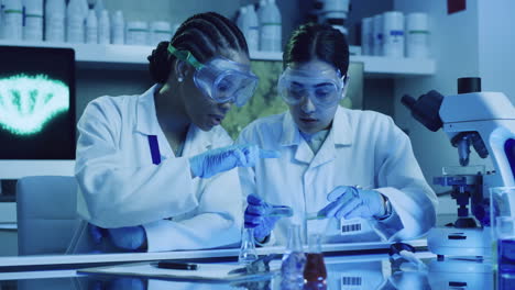 Zwei-Laborwissenschaftler-Testen-Phenolphthalein