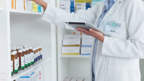 Farmacéutico-Usando-Tableta-Digital-Mientras-Revisa