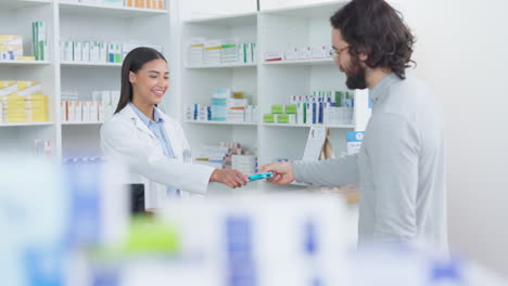 Paciente-Comprando-Medicamentos-Al-Farmacéutico