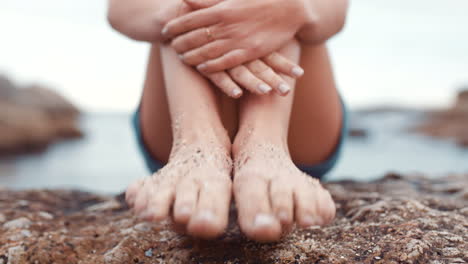 Entspannen-Sie-Sich,-Füße-Und-Frau-Barfuß-Im-Sand